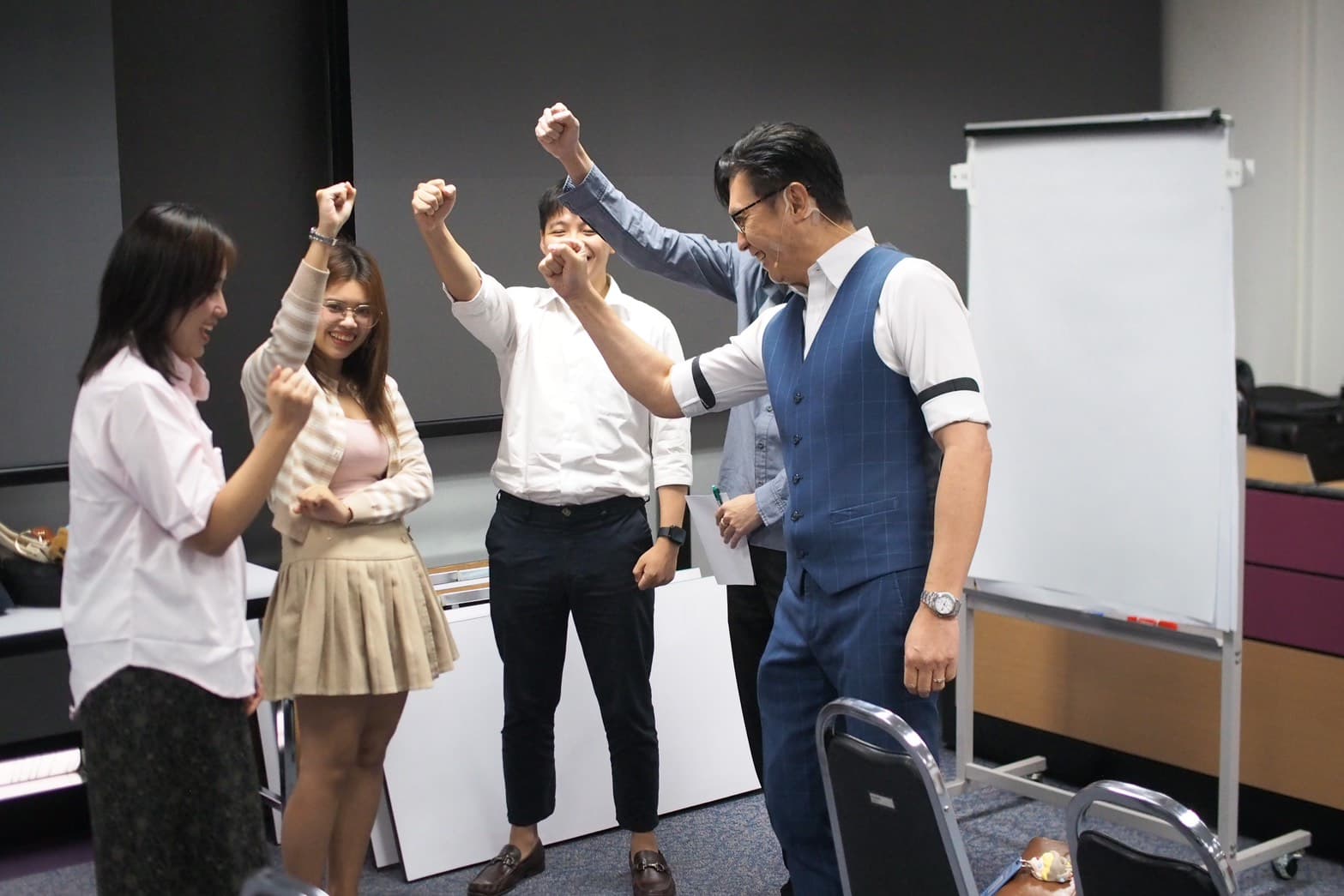 วิทยากรและผู้เข้าอบรมทำกิจกรรมร่วมกัน