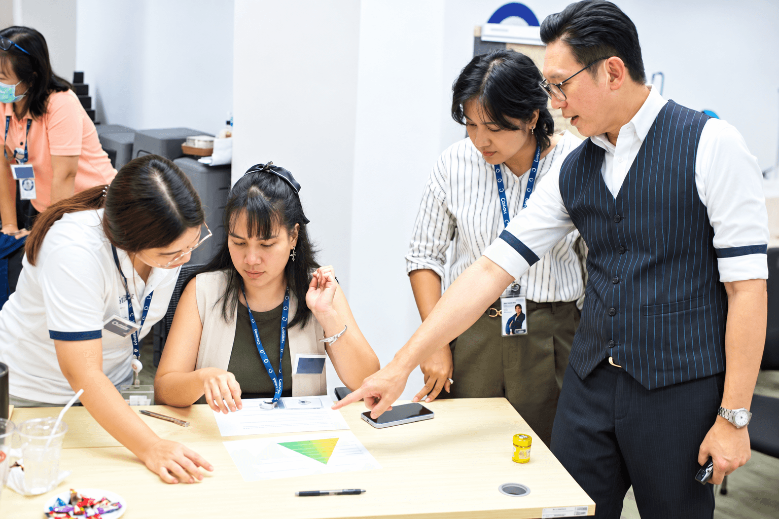 วิทยากรหลักกำลังให้คำแนะนำผู้เข้าอบรมในหลักสูตร Train the Professional Trainer